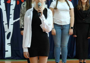 Na zdjęciu uczennica recytuje wiersz.