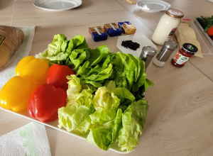 Kolorowe warzywa do przygotowania kanapek.