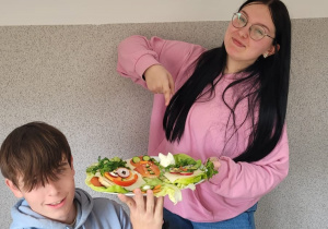 Uczniowie z przygotowaną kanapką.