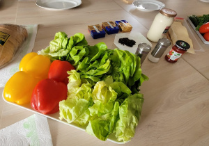 Kolorowe warzywa do przygotowania kanapek.