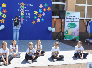 Na zdjęciu przygotowana scena z dekoracjami i zespół z klas 1-3.