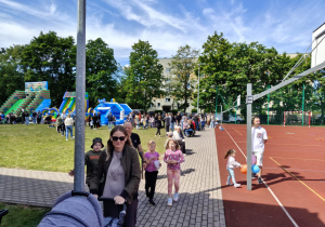 Uczniowie i rodzice podczas festynu.