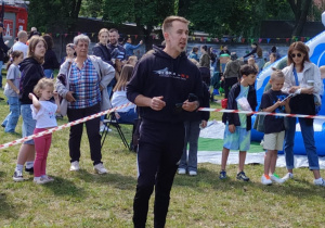 Uczniowie i rodzice podczas festynu.