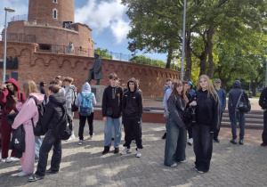 Na zdjęciu uczniowie klasy 8b podczas wycieczki.