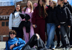 Na zdjęciu uczniowie klasy 8b podczas wycieczki.