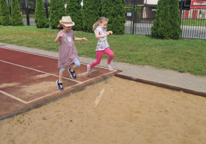 Uczniowie klas najmłodszych podczas Dnia Dziecka