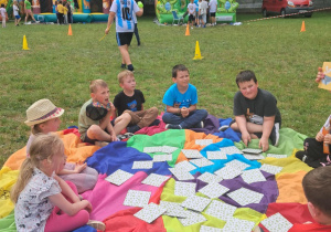 Uczniowie klas najmłodszych podczas Dnia Dziecka