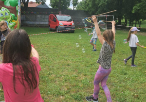 Uczniowie klas najmłodszych podczas Dnia Dziecka