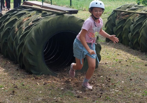 Uczniowie podczas pokonywania toru przeszkód