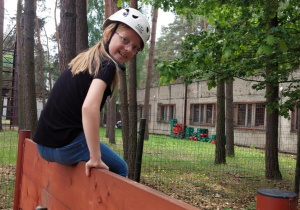 Uczniowie podczas pokonywania toru przeszkód