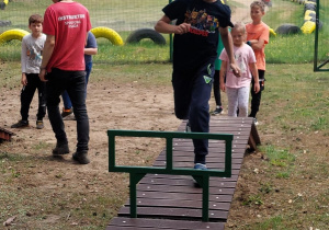 Uczniowie podczas pokonywania toru przeszkód