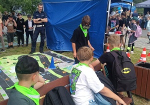 Uczniowie podczas pikniku edukacyjnego