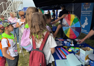 Uczniowie podczas pikniku edukacyjnego