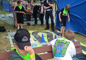 Uczniowie podczas pikniku edukacyjnego