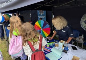 Uczniowie podczas pikniku edukacyjnego