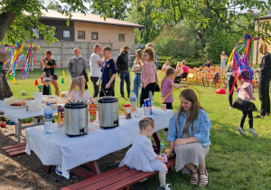 Uczniowie i rodzice podczas pikniku.