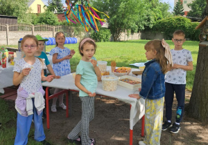Uczniowie i rodzice podczas pikniku.