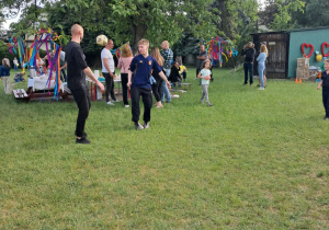 Uczniowie i rodzice podczas pikniku.