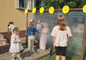 Uczniowie i rodzice podczas pikniku.