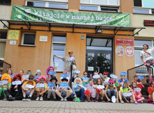 Uczniowie klas trzecich poprzebierani do korowodu.