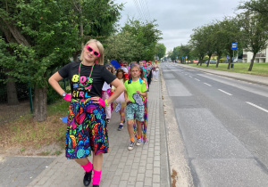 Uczniowie klas trzecich podczas korowodu.