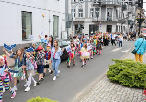 Uczniowie klas trzecich podczas korowodu.