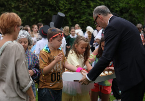 Uczniowie klas trzecich podczas korowodu.