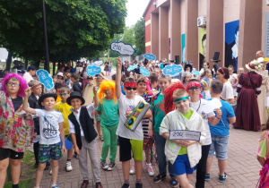 Uczniowie klas trzecich podczas korowodu.