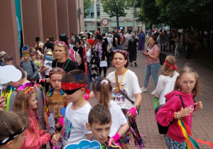 Uczniowie klas trzecich podczas korowodu.