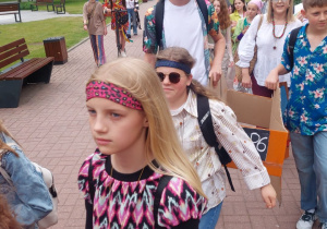 Uczniowie klas trzecich podczas korowodu.