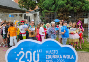 Uczniowie klas trzecich podczas korowodu.