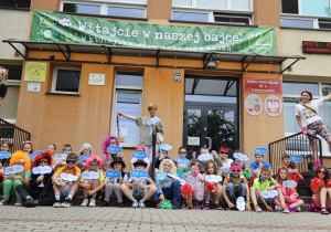 Uczniowie klas trzecich podczas korowodu.