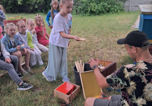 Uczniowie 1a podczas warsztatów pszczelarskich.