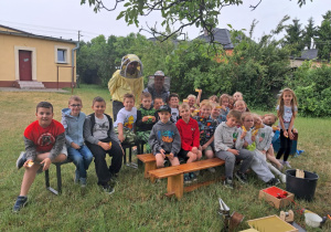 Uczniowie 1a podczas warsztatów pszczelarskich.