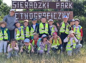 Uczniowie z wychowawcą przed Sieradzkim Parkiem Etnograficznym