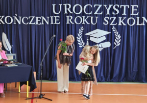 Uczennica dziękuje wychowawczyni.