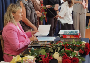 Wychowawca wręcza świadectwo uczennicy.