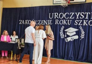 Wychowawca gratuluje rodzicom.