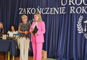 Dyrekcja szkoły podczas uroczystości.