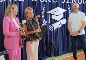 Pani dyrektor gratuluje rodzicowi.