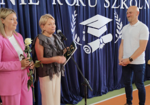 Pani dyrektor gratuluje rodzicowi.