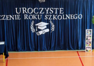 Dekoracja ścienna przygotowana na uroczystość zakończenia roku szkolnego.