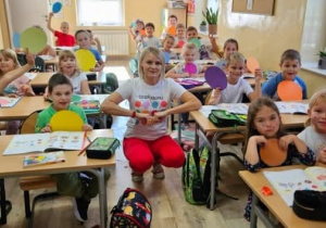 Uczniowie klasy pierwszej podczas dnia kropki