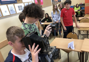 Uczniowie poznają aparat nowoczesny i z początku XX wieku