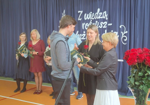 Panie dyrektor wręczają nagrody pracownikom oświaty