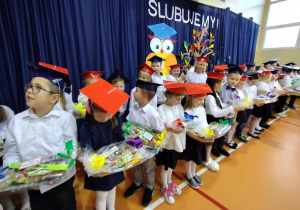 Uczniowie klas pierwszych podczas ślubowania