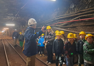 Uczniowie zwiedzają kopalnię soli