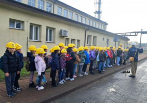 Uczniowie przed kopalnią