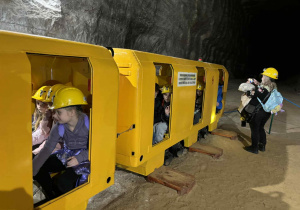 Uczniowie zwiedzają kopalnię soli