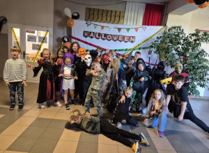 Poprzebierani uczniowie klas młodszych